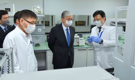 ​МЕМЛЕКЕТ БАСШЫСЫ МЕДИЦИНА САЛАСЫНДАҒЫ ҒЫЛЫМИ ОРТАЛЫҚТАРДЫҢ ҚЫЗМЕТКЕРЛЕРІН ҚҰТТЫҚТАДЫ