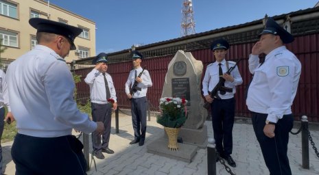 Қаза тапқан полиция қызметкерлерінің рухына тағзым етті