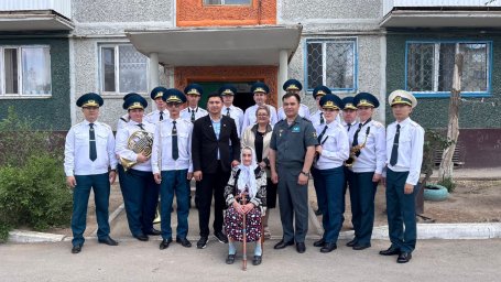 ​Ұландықтар тыл ардагерін Ұлы жеңіспен құттықтады