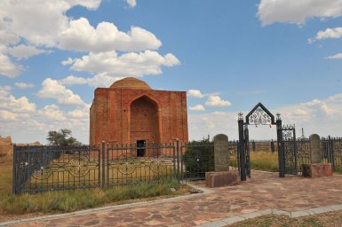 ​АЛАША ХАН КЕСЕНЕСІНДЕ ҚАЗАҚ ХАНДАРЫНЫҢ БАБАСЫ ЖАТЫР