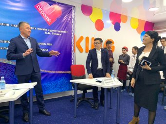ЖЕЗҚАЗҒАН ӘКІМІ ВОЛОНТЕРЛАРМЕН КЕЗДЕСТІ