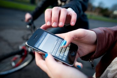 СӘТБАЕВТА ОҚУШЫНЫҢ ТЕЛЕФОНЫН ТАРТЫП АЛҒАН ӘЙЕЛ ҰСТАЛДЫ