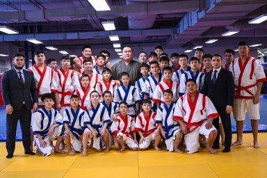 Кәсіпқой сумошы Ерсін Балтағұл қазақстандық спортшылармен кездесті